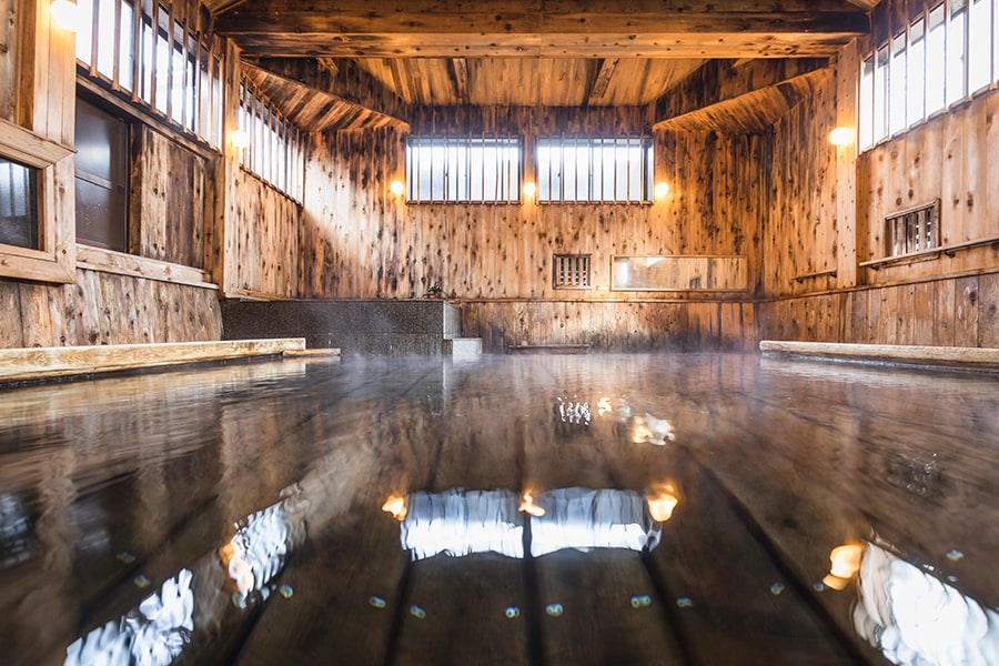 蔦温泉旅館といえば、日本でも珍しい “源泉湧き流し” の温泉。源泉が足元から湧き出る名物「久安の湯」にぜひ。