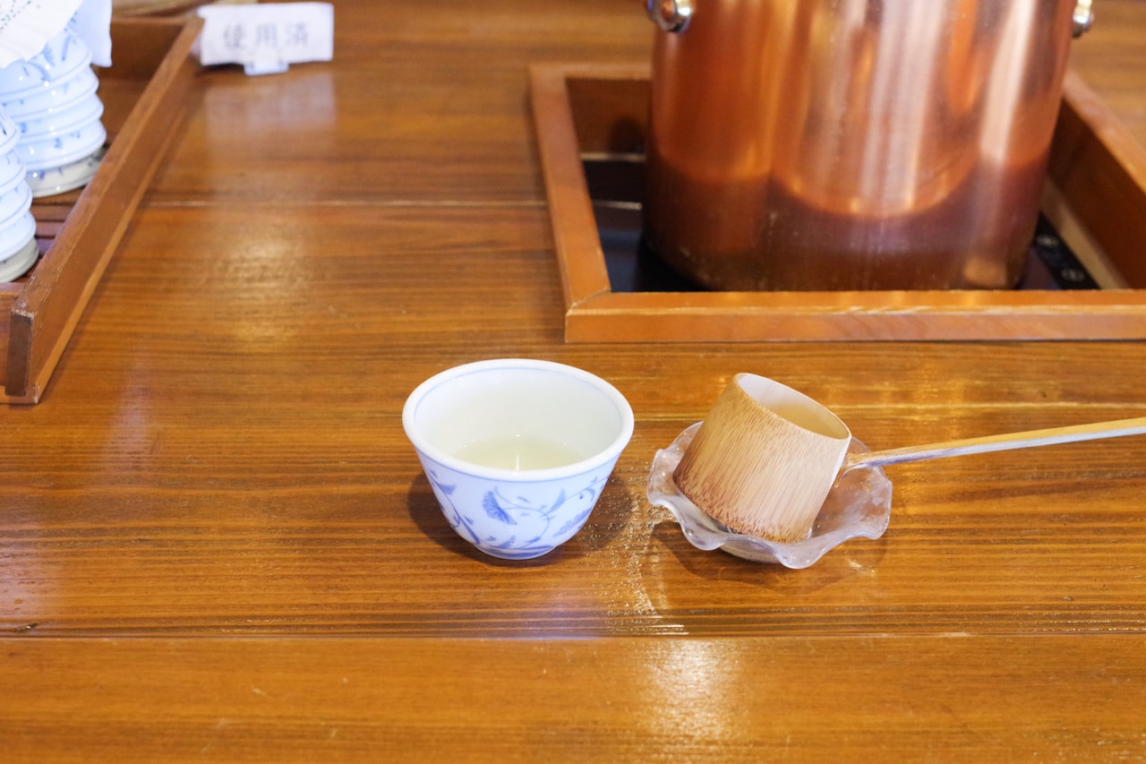 ラウンジで自由に飲める源泉で淹れたほうじ茶。昆布茶のような旨味や塩味が味わえる。
