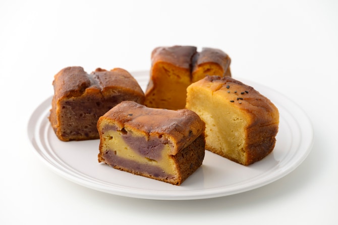 ベイクドスイートポテトケーキ(カット)各400円(約80~100g)。