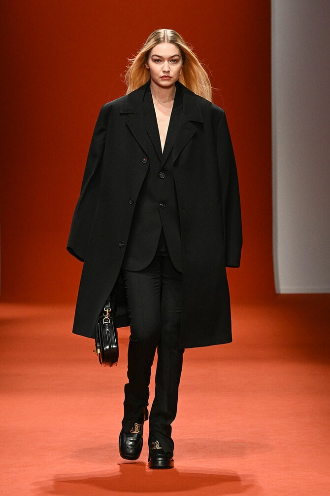 太めの紐が印象的女子も着られる CELINE ルーズ フーディー 太めの紐が印象的女子も着られる CELINE ルーズ フーディー