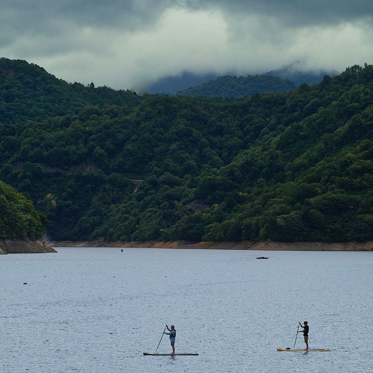 SUPレンタル 7,700円／2時間（SUP、パドル、ライフジャケット、防水スマホケース、メガネバンド込み）、ウェットスーツレンタル 1,100円/2時間、マリンシューズレンタル 500円/2時間　