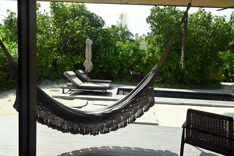 テラスにはハンモックとバスタブが。「ミノッティ」とのコラボも評判の建築家のマルシオ・コーガン。家具も買えます。