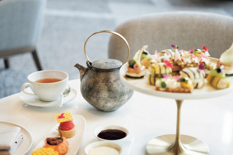 2024年夏、アフタヌーンティーがリニューアル。新たにつくられたオリジナル有田焼の磁器に、季節の食材を使用した美麗なセイボリーやペストリーが並ぶ様は絵画のよう。