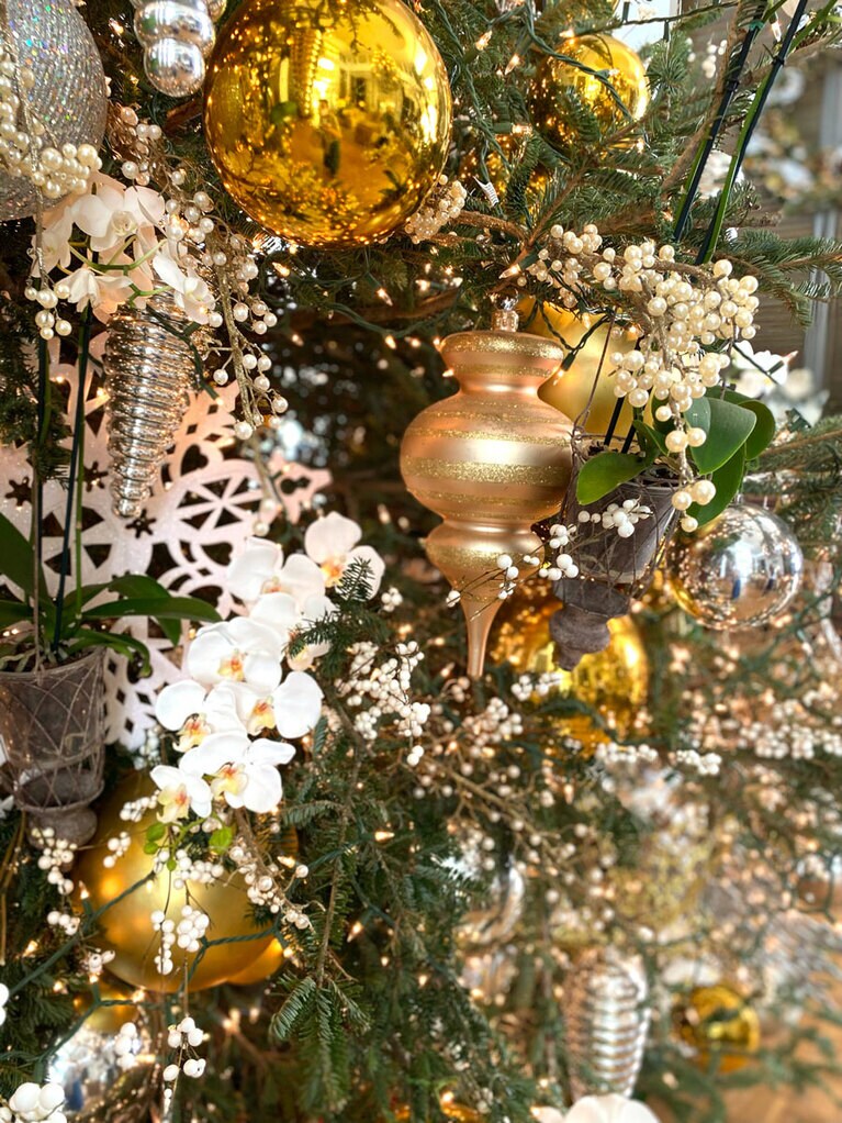 蘭の鉢植えをツリーに飾るのも環境を意識しているから。