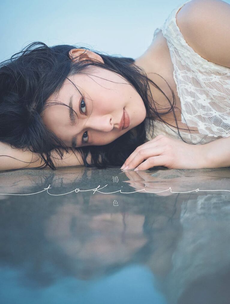 あと4枚…人生初の水着撮影に臨んだ（『桜井日奈子10周年記念写真集 鴇色』プレスリリースより）