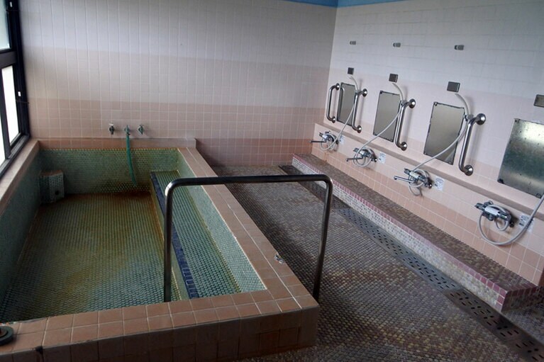 開発センターの温泉は、島外の人は大人100円なり。