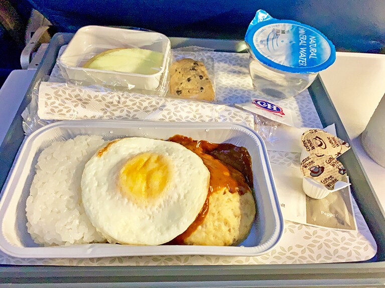 機内食は、ハワイらしくロコモコ。