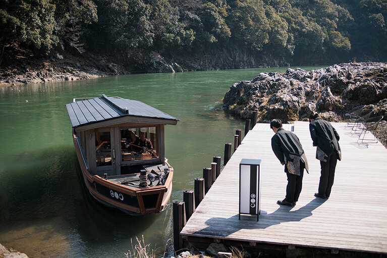 船着き場でスタッフがお出迎え。非日常の始まりに胸が高鳴る。※荒天時は専用車で送迎。