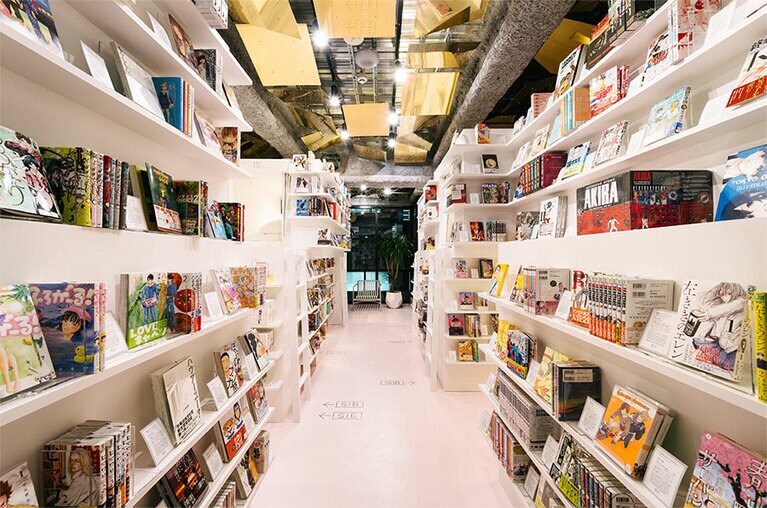 ［マンガ アート ホテル トーキョー］約5,000冊がずらり。どれにしようか悩むのも楽しいひととき。