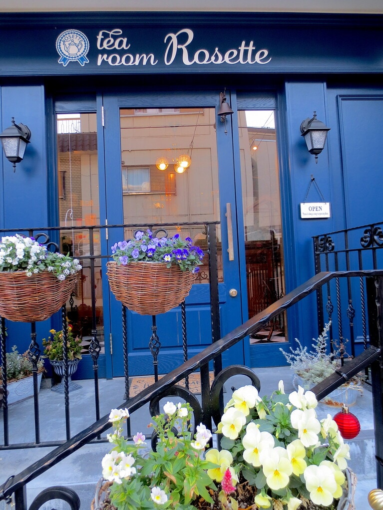 外観。ブルーの外壁が目印。