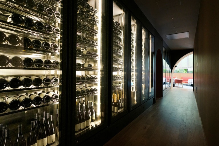 ダイニングへと続くワインセラーのアプローチ。山梨ワインからイタリアワインまで約500種類、約2,000本を取り揃えている。