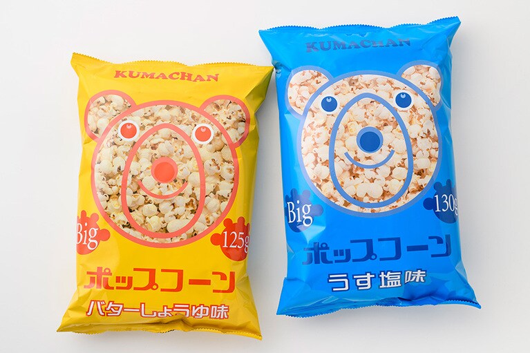 【北海道】深川油脂工業の「ビッグポップコーン」。左から：バターしょうゆ味 220円(125g)、うす塩味 220円(130g)。