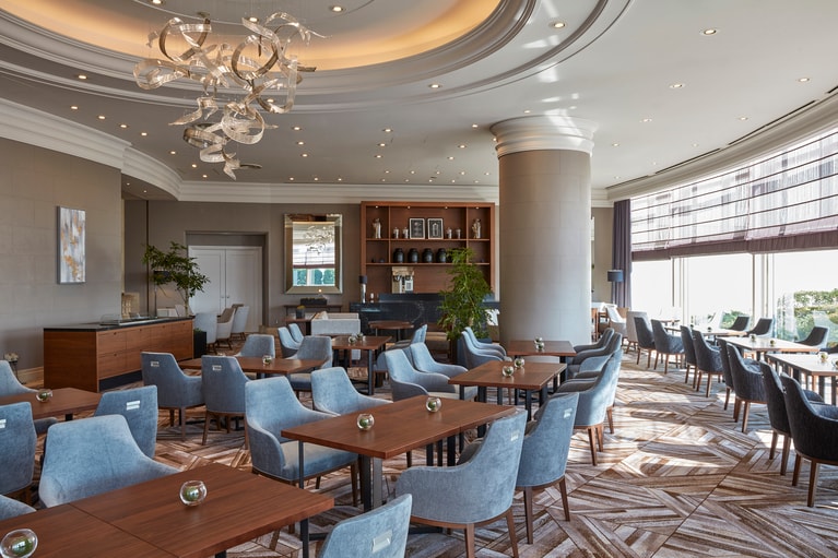 吹き抜けのロビーフロアに心地よい光が降り注ぐ、ホテル2階の「The Lobby Cafe」。「MIZUIROティーパーティー」の提供期間中は、店内も『MIZUIRO COLLECTION』の世界観をイメージした装飾で彩りが添えられる。