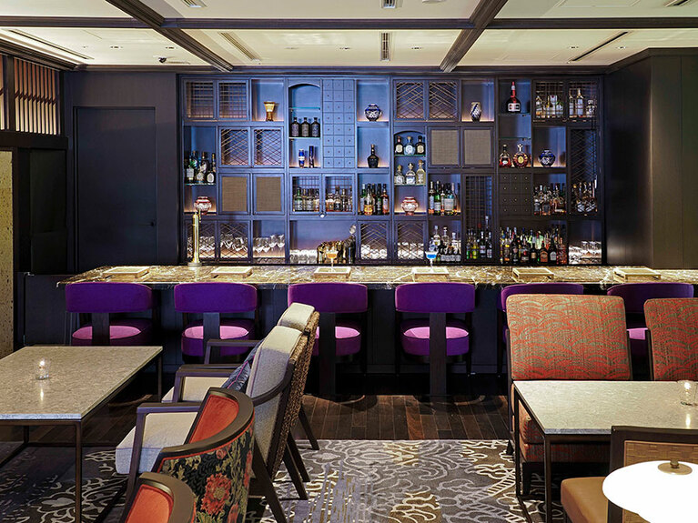 大政奉還の⾏われた年の“1867”を名前に冠した、大人の隠れ家のような「Lounge ＆ Bar 1867」（1階）。