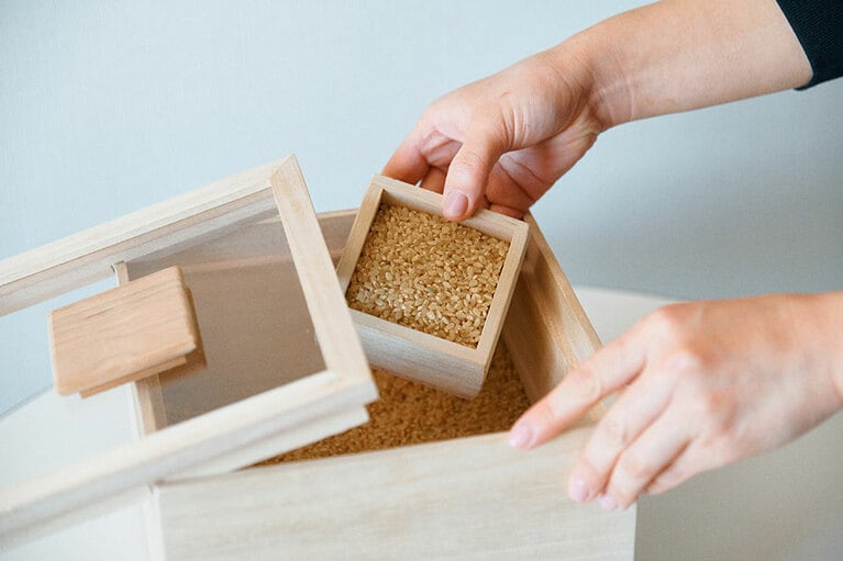 蓋の裏にマグネットで付いている枡で計量。