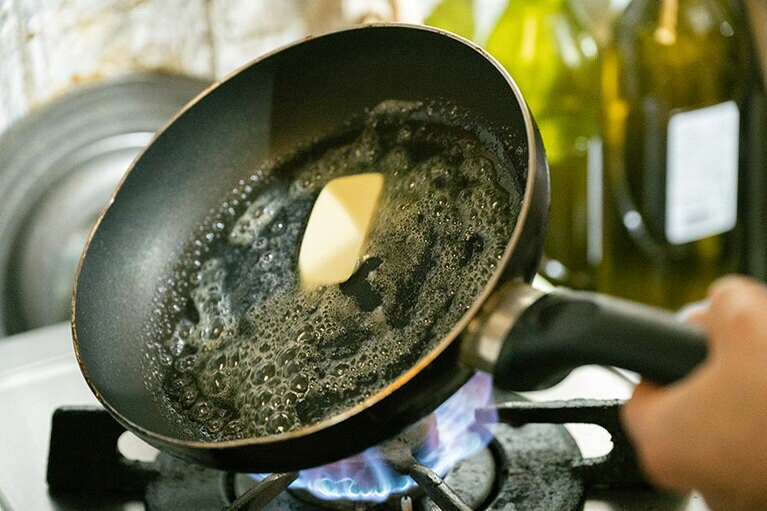 トリュフとバターの香りが口の中いっぱいに広がる「トリュフソースのスクランブルエッグ」650円。