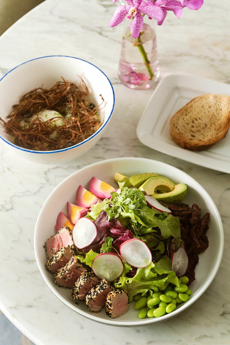 朝食メニューも豊富。手前から、“ゴマ入りパン粉で揚げたツナのボウル” 350タイバーツ、“平飼い温泉卵ときのこの巣ごもり風” 250タイバーツ。