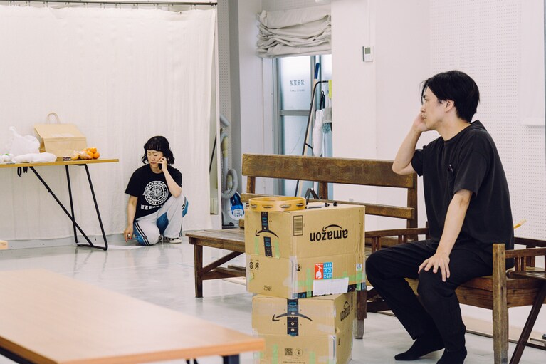 「忘れられてしまった記憶へ目を向けたい」ポッドキャスト演劇に挑戦するロロ・三浦直之が新作『まれな人』にかける思い。稽古風景。