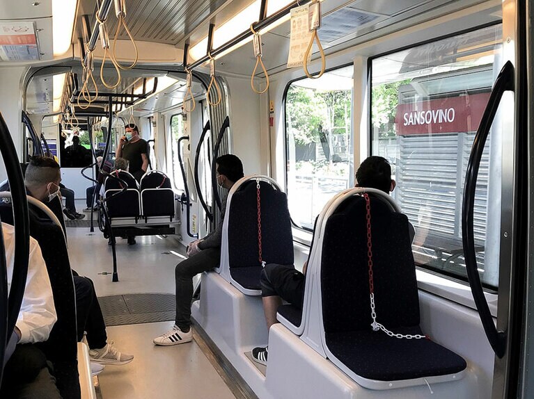 しっかり殺菌洗浄されピカピカになったフィレンツェの路面電車内。