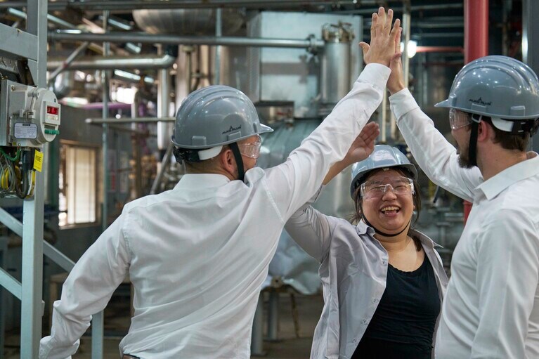 同僚たちと喜びを分かち合うミランダ。スーラトのデモプラントでは地元の企業とも協働している。© Rolex/Greg White