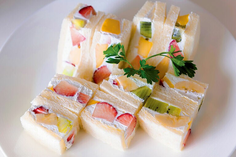 ［タカノフルーツパーラー 新宿本店］フルーツサンドウィッチ 1,100円。