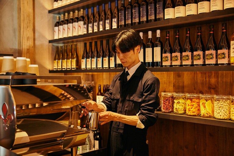 ベーカリーカフェでは、挽きたてコーヒーも味わえます。