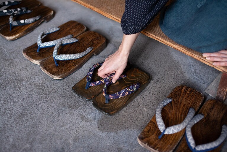 常に揃えられた下駄にも、温もりが感じられる。