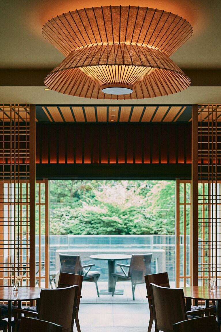 和傘をイメージしたライト、町屋を思わせる組子と格子があしらわれている。