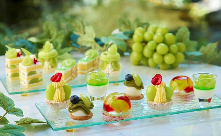 上段と中段を彩るのは、「シャインマスカットのショートケーキ」「シャインマスカットのモンブランとバニラムース」などスイーツ7種類。