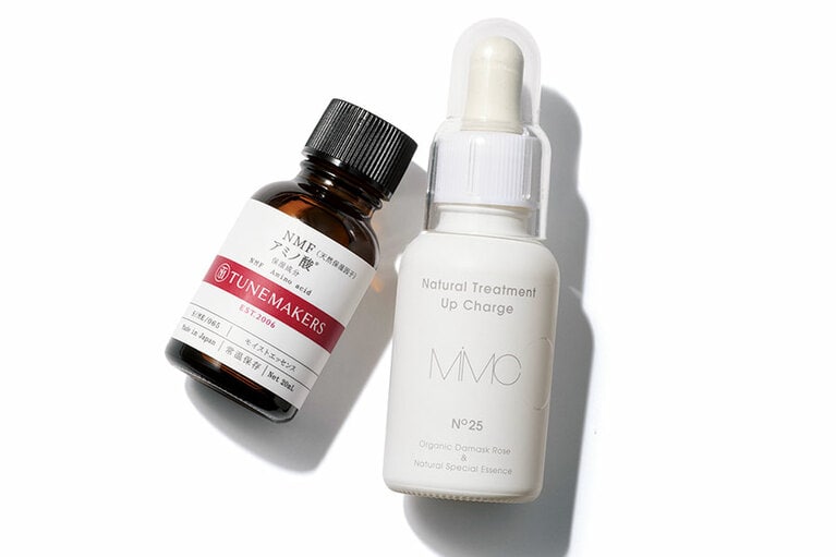 左：NMFの主成分である8種のアミノ酸とPCA-Naを、肌本来のバランスで構成。キメの整い方が秀逸。NMF(天然保湿因子)アミノ酸(美容液)20mL 1,200円／チューンメーカーズ、右：NMF因子に着目した美容液。天然オリゴ糖や乳酸などの成分が、自らの力でうるおう肌へ導く。ナチュラルトリートメントアップチャージ 30mL 12,000円／MiMC