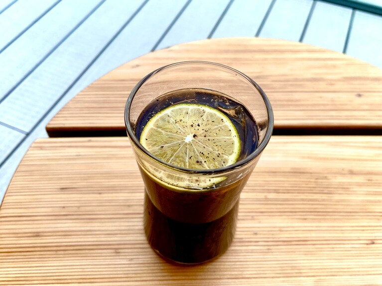 WILDSIDEの世界観を表現したダークカラーのビバレッジ。