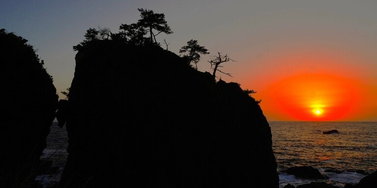 「佐渡の夕日」　高木康行 2025年6月17日、佐渡市弁慶はさみ岩