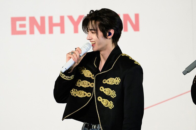 美しい横顔を見せるSUNGHOON