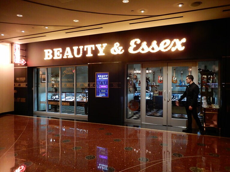 一見、高級品が並ぶブティック？　しかし中には洒落たビストロが。