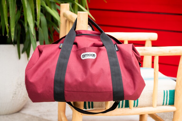 素材はコーデュラナイロン1000デニールで強度十分。カラーバリエーションも豊富。7,480円。