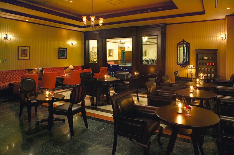 エレガントで落ち着いた佇まいのクイーンズカフェ。