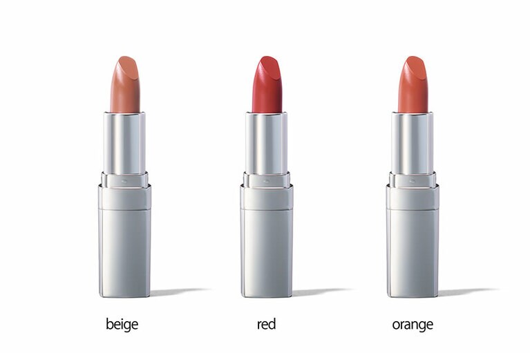 左から、マットリップシリーズBE 03/ベージュ「何かが変わる日」、RD 01/レッド「あの子と違う日」、OR 02/オレンジ「魔法が解けた日」、全3色展開、各1,900円。数量限定発売。