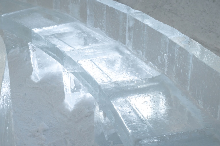 椅子も氷でできている。