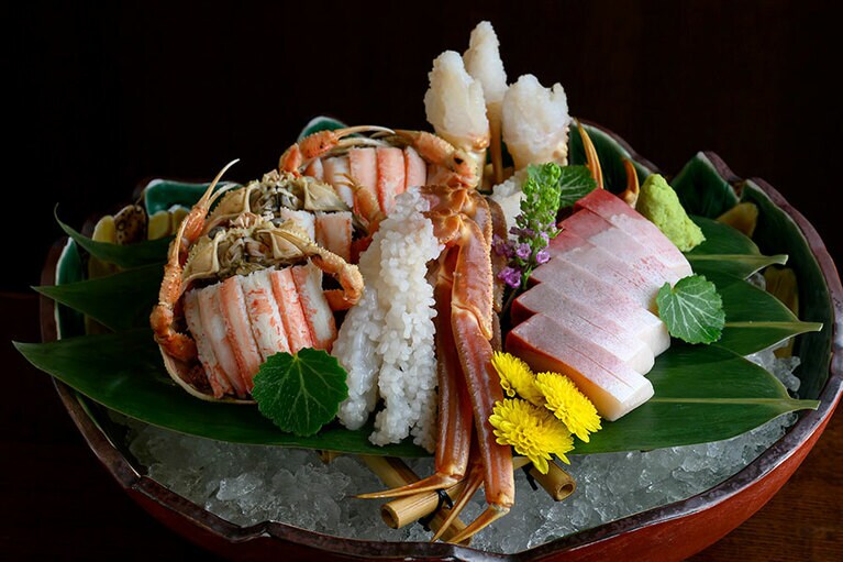 活蟹と寒鰤のお刺身、香箱蟹。