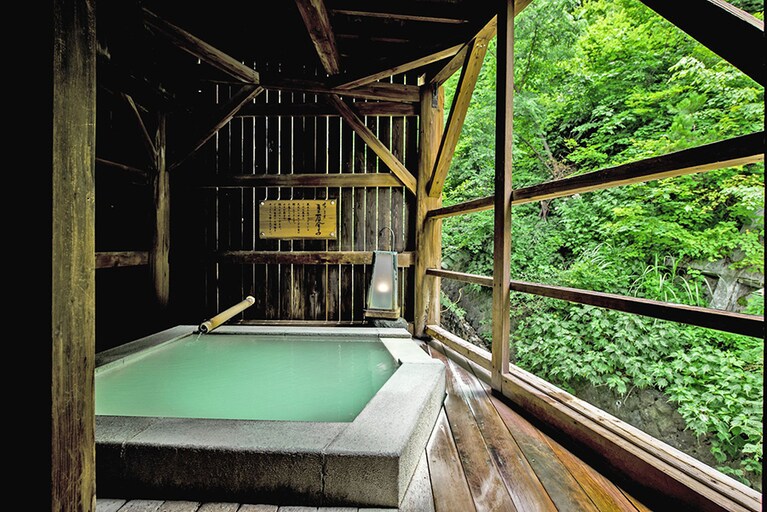 深山荘 高見屋［山形／蔵王温泉］せせらぎの湯 蔵王石風呂。