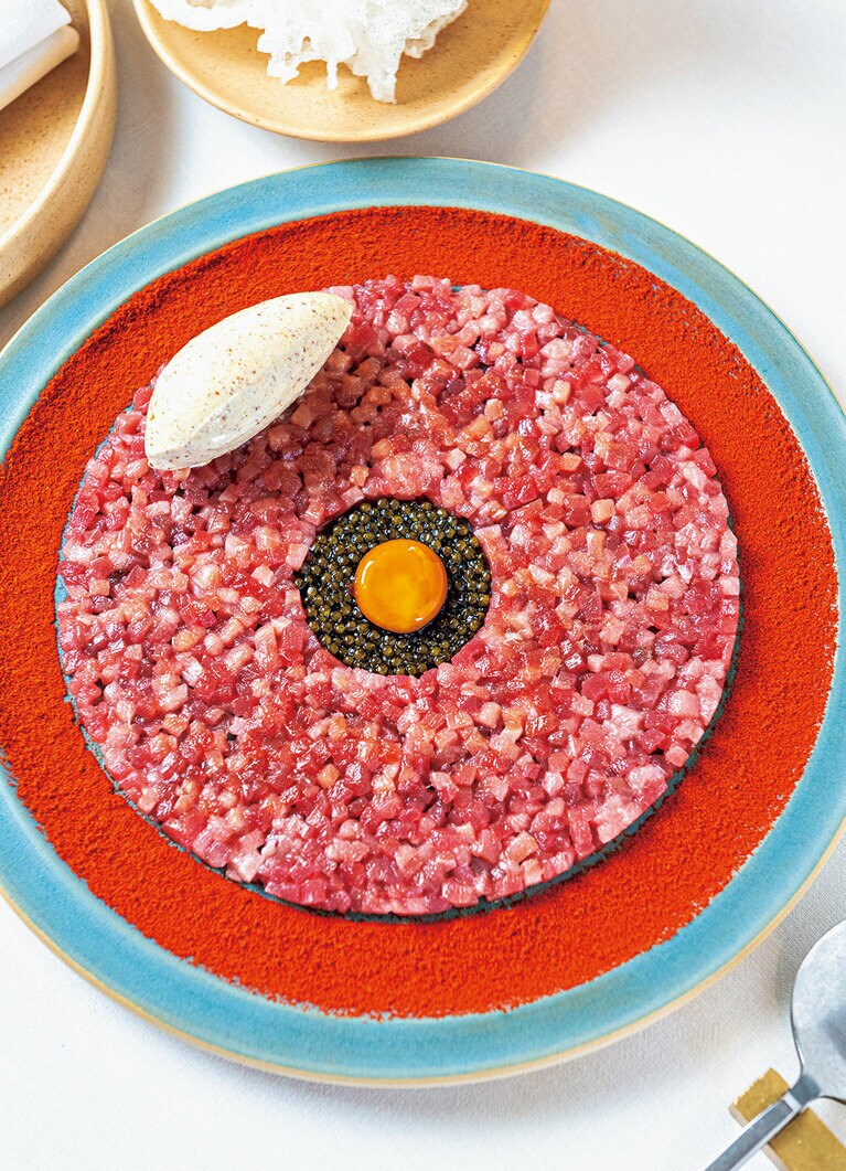 生のマグロの上にマスタード入りアイスを載せた一品1,980トルコリラ。海苔入りのチップスでアイスとマグロ、黄身、キャビアを混ぜながらいただく。トルコ産唐辛子がほんのりと効いている。