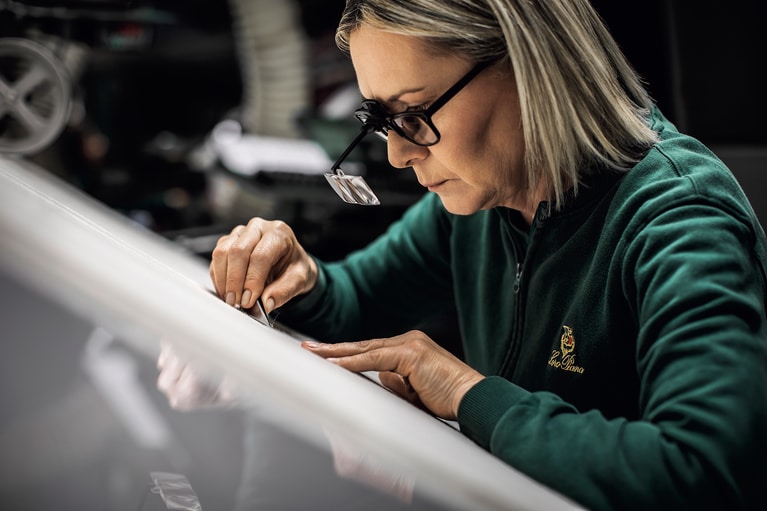 生地は熟練の職人が入念に検品。