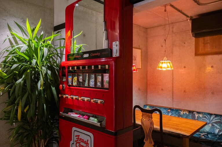 店奥にはアメリカの1960年代製のキャンディマシーンが。そこを開けると4名掛けの個室が出現！