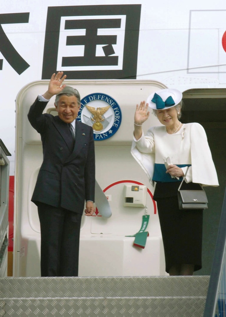 2007年、エストニアを訪問された際にお召しになられた、国旗の色を使ったセットアップ。©時事通信社