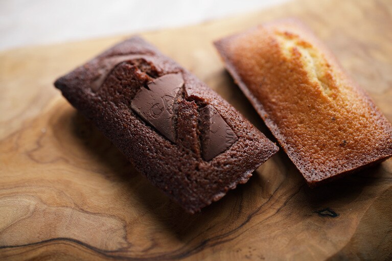 チョコレートがごろりと入った「ショコラフィナンシェ」(左)324円と、「フィナンシェ」(右)248円。