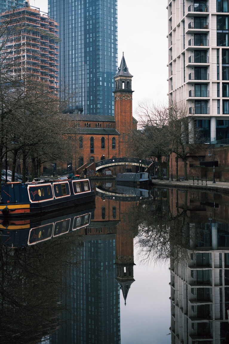18世紀の半ばから世界に先駆けて英国で起こった産業革命や、後に繁栄を極めたヴィクトリア朝の恩恵を受け、重要文化財が点在する。一方で大胆なデザインの現代建築や、80～90年代の音楽シーンを席巻したオアシスなどのミュージシャンの足跡も目を引き、その融合が秀逸な“北の首都”。