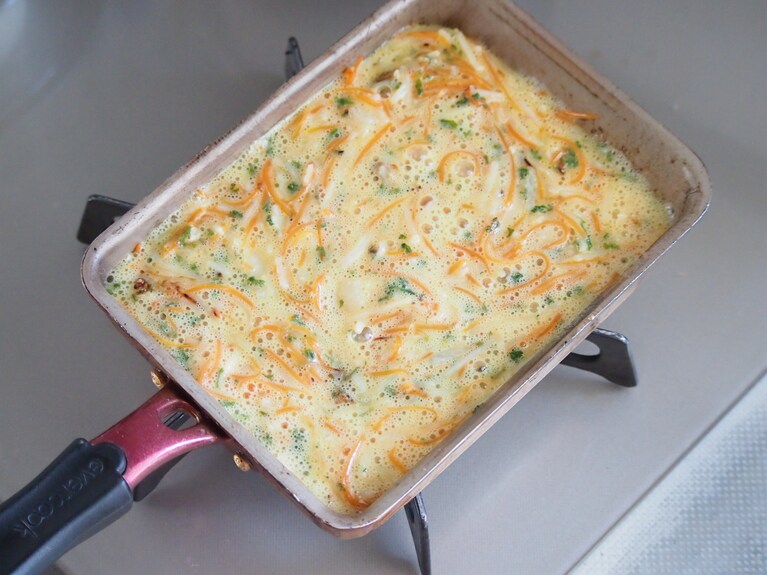 再びフライパンに具材を戻し入れ、弱火でじっくりと焼く。