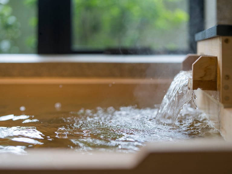 「Onsenリトリート」の湯船を満たすのは、古くからこの地で多くの旅人を癒やしてきた東山温泉。