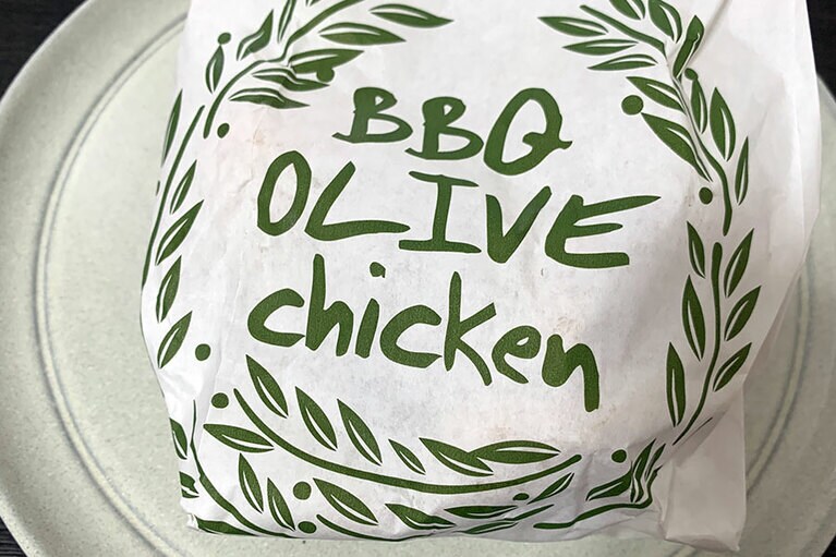 オリーブチキンフィンガーをテイクアウト！　袋がシックで可愛いです♡ 3本 340円、10本 970円(ともに税込)。