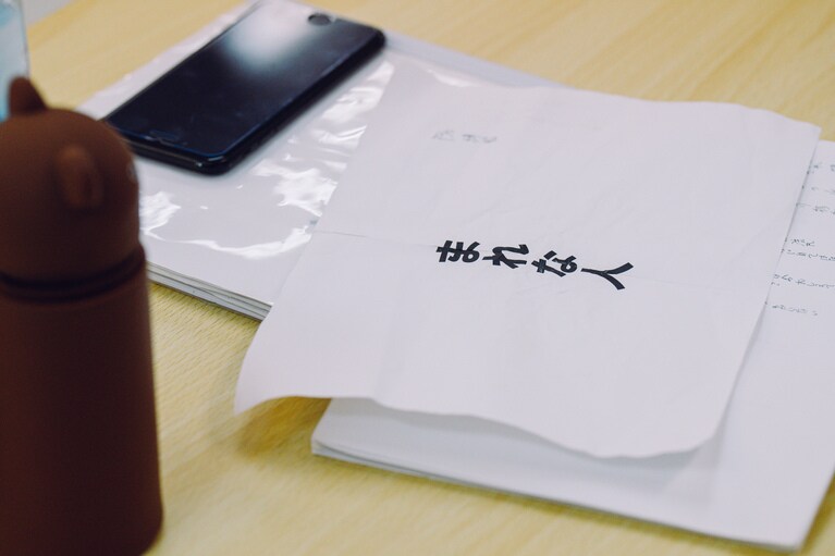 「忘れられてしまった記憶へ目を向けたい」ポッドキャスト演劇に挑戦するロロ・三浦直之が新作『まれな人』にかける思い。稽古風景。